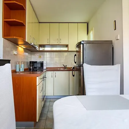 F&l-next To Old Town Apartment *
